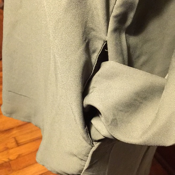 Olive green roll up sleeve blouse. Large. Pockets. - Picture 7 of 7